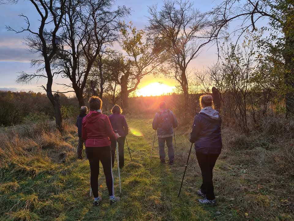 Nordic Walking bei Sonnenuntergang
