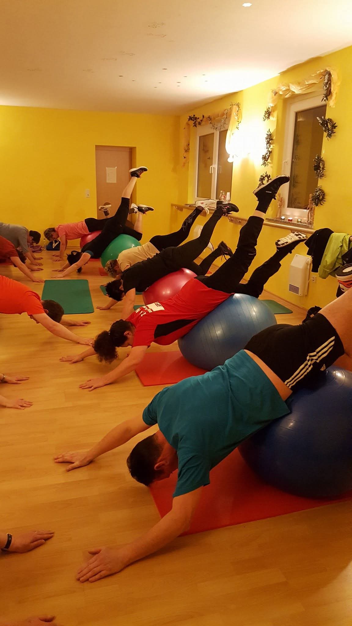 Rehasport mit Gymnastikb&auml;llen