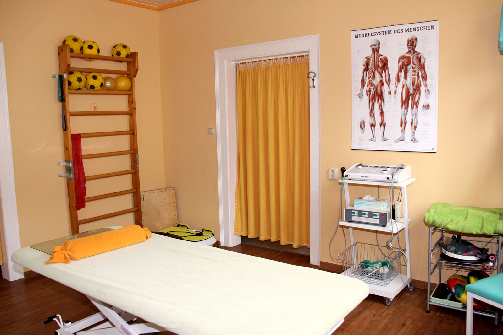 Heller Behandlungsraum der Physiotherapie Kl&ouml;tzke